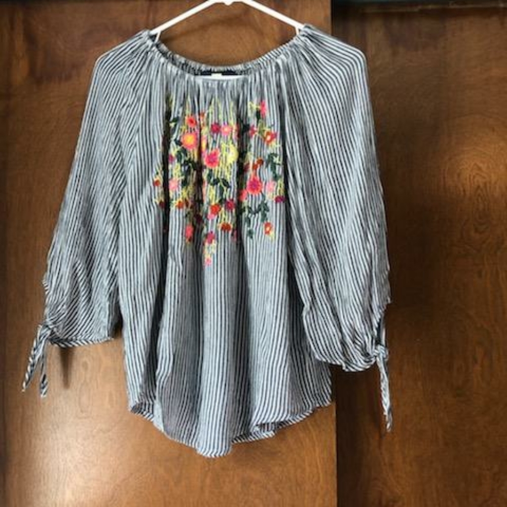 Off-the-shoulder striped blouse with flower detail